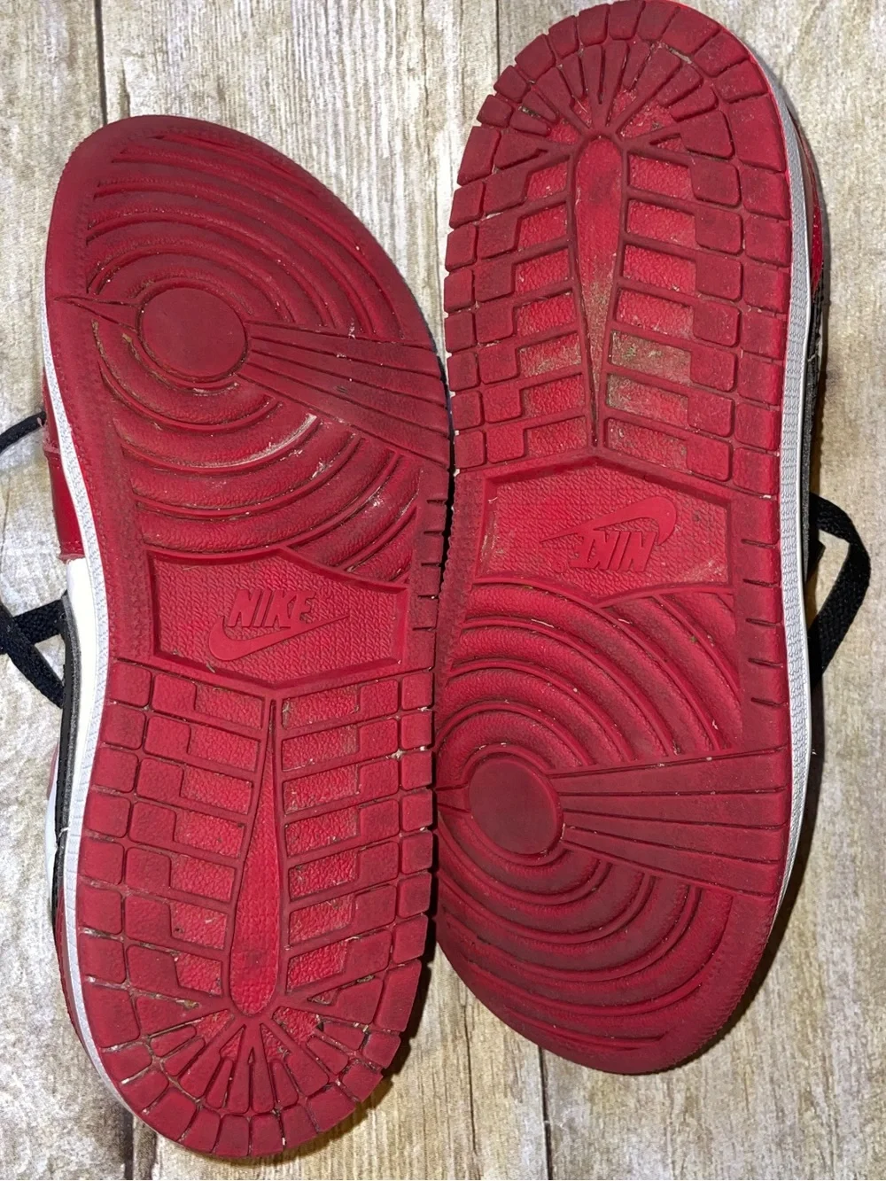 Nike Air Jordan 1 Low Chicago Sneakers in Red, White & Black boys size 2.5Y